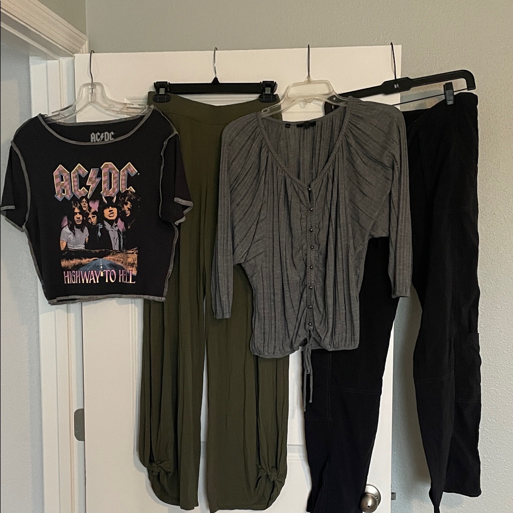 4 Women’s Bundle 2 Tops Both Size Large & 2 Pants Sizes S/M $For All